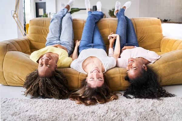 友情の女幸せはソファで微笑む.家で一緒に楽しむ若い人たち. — ストック写真