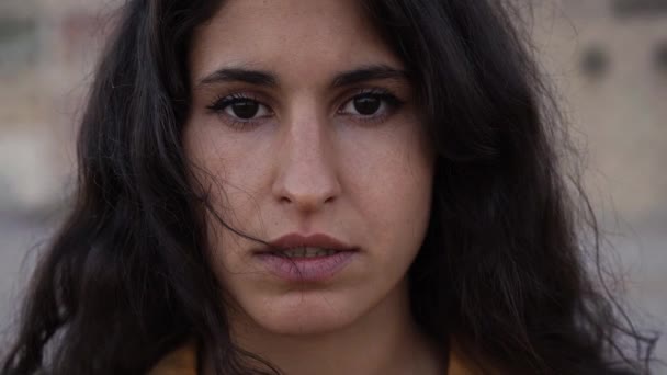 Fiatal spanyol kaukázusi nő a városban komoly arckép. Az emberek és érzelmek fogalma. — Stock videók