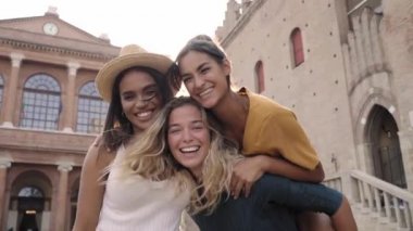 Üç turist arkadaş birlikte eğleniyor. Bir grup mutlu insan kameraya bakıyor, güzel kadınlar..