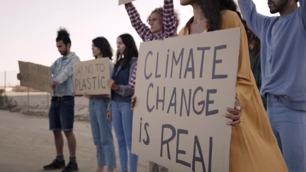 Pessoas que protestam por problemas em ecologia, meio ambiente, aquecimento global, influência industrial. Grupo de estudantes nas ruas que se manifestam contra as alterações climáticas. — Vídeo de Stock