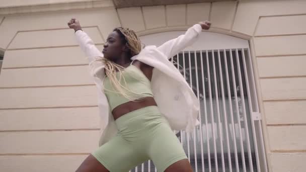 Мбаппе и счастливая афроамериканка, танцующая на улице. — стоковое видео
