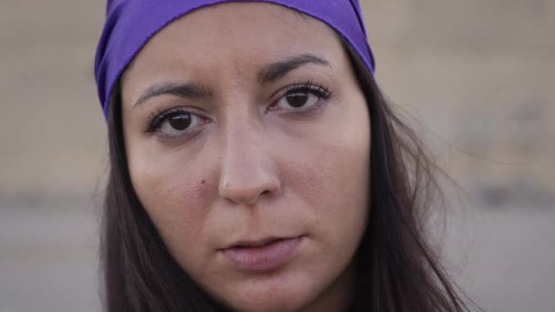 Portrait d'une femme sérieuse regardant la caméra. Des gens en colère avec un geste sérieux. Peuples latins. — Video