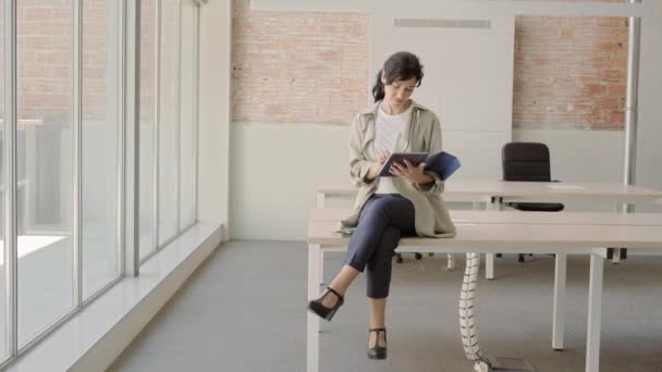 Mulher de negócios a trabalhar no escritório sentada à mesa. Empreendedora começa sua startup. — Vídeo de Stock