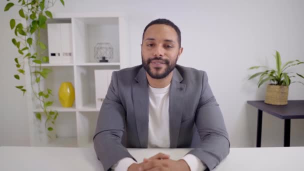 웹 캠은 행복 한 아프리카 계 미국인 사업가의 비디오 컨퍼런스를 보고 성공을 축하하며 박수를 치고 축하 한다. — 비디오