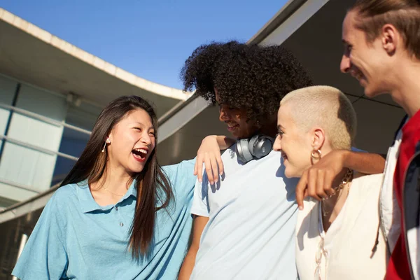 Feliz grupo de estudiantes divirtiéndose juntos. — Foto de Stock