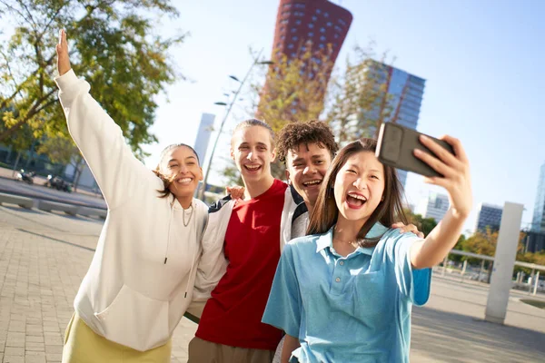 Ομάδα πολυεθνικών εφήβων που βγάζουν Selfie. Χαμογελώντας νέοι άνθρωποι που διασκεδάζουν — Φωτογραφία Αρχείου