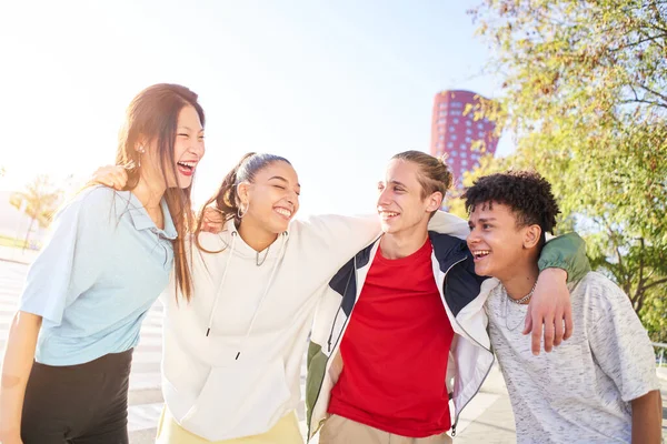 Πολυφυλετική ομάδα νεαρών μαθητών που γελούν και αγκαλιάζονται. Άνθρωποι που διασκεδάζουν και την έννοια της φιλίας. — Φωτογραφία Αρχείου