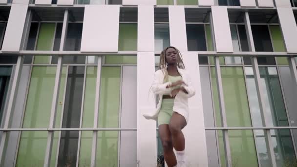 Stylowa młoda Afroamerykanka tańcząca hip-hop, street dance na świeżym powietrzu. Subkultura młodzieży. — Wideo stockowe