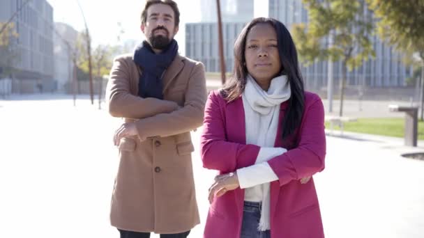 Portrait of a Serious Business People crossing arms and looking at the camera standing outdoors in a financial center in a city. — стоковое видео