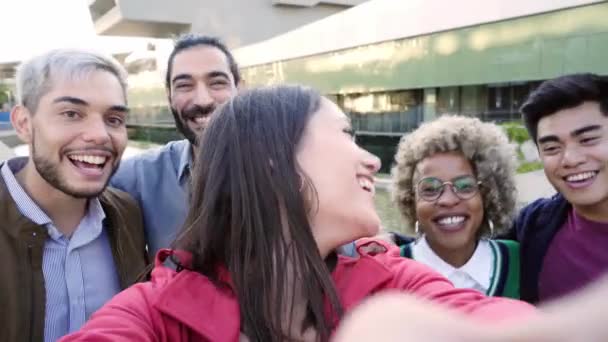 Mujer tomando una selfie con amigos. Grupo de personas divirtiéndose juntas al aire libre durante las vacaciones — Vídeos de Stock