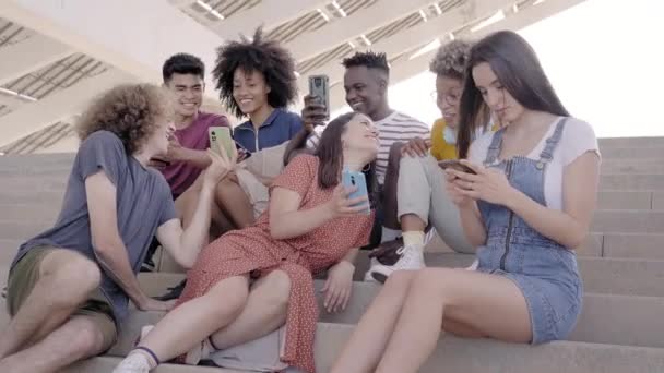 Grupp människor som använder mobiltelefon. Vänner lycklig anslutning teknik. — Stockvideo