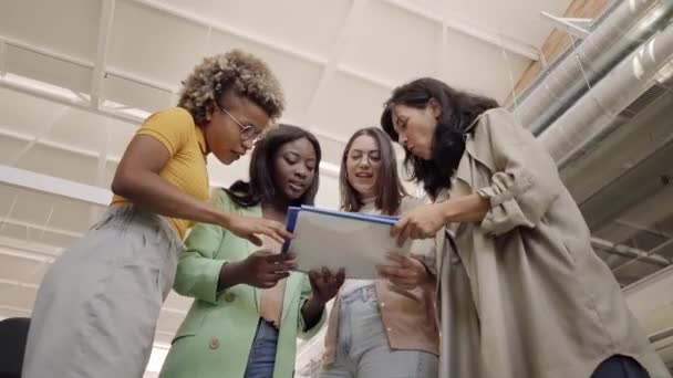 Multiraciale groep vrouwen die in het kantoor werken en nieuwe projecten bespreken. Begrip "mondige vrouw" — Stockvideo