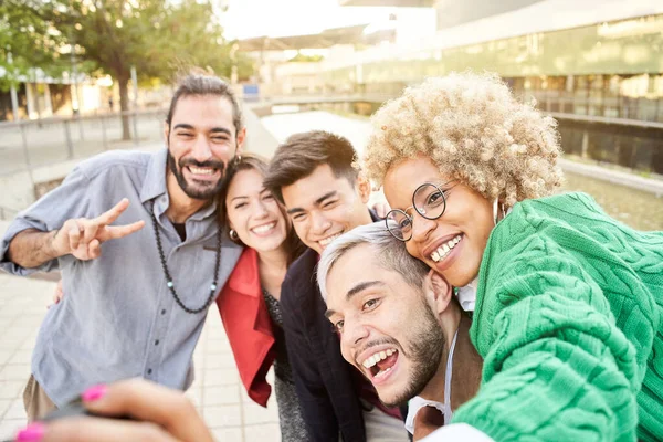Ομάδα χαρούμενων φίλων που παίρνουν χαμογελαστές selfies σε εξωτερικούς χώρους — Φωτογραφία Αρχείου