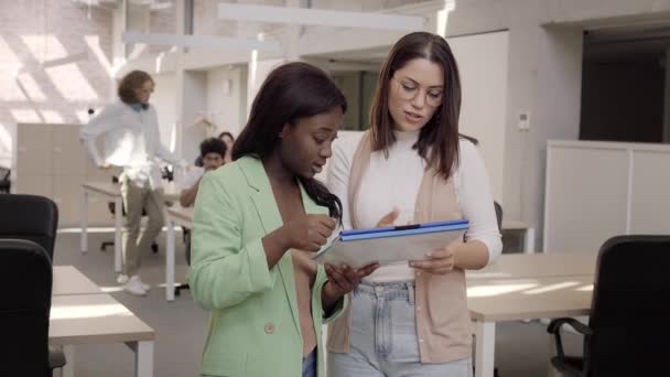 Mujer ejecutiva diciendo idea diverso equipo de proyecto en la reunión de la oficina. Solo el equipo de mujeres trabajando en un proyecto. — Vídeos de Stock