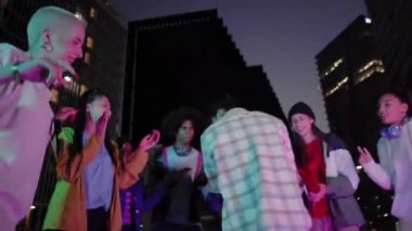 Serbest stil dansçılarından oluşan çok ırklı bir grup karanlık sokakta farklı hareketler sergiliyor..