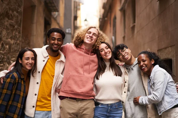 Πορτρέτο μιας ομάδας χαρούμενων νεαρών μαθητών που κοιτούν την κάμερα χαμογελώντας. Έννοια της κοινότητας και της φιλίας — Φωτογραφία Αρχείου