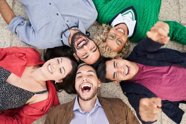 Selfie de un grupo de amigos acostados en un círculo mirando a la cámara. — Foto de Stock