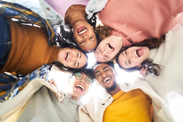 Círculo de equipo de seis jóvenes amigos felices mirando a la cámara abrazando y divirtiéndose juntos. — Foto de Stock