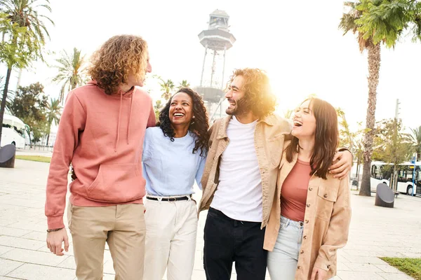 Un grup de prieteni zâmbitori care se distrează împreună într-un parc al orașului. Cultură de tineret fericită, oameni veseli multirasiale — Fotografie, imagine de stoc