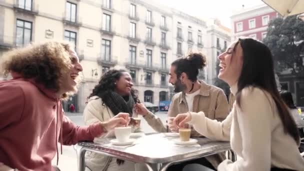 Gruppo di amici che brinda con latte alla terrazza del bar. Gruppo di persone che parlano e si divertono insieme al ristorante cappuccino. Concetto di stile di vita con uomini e donne felici — Video Stock