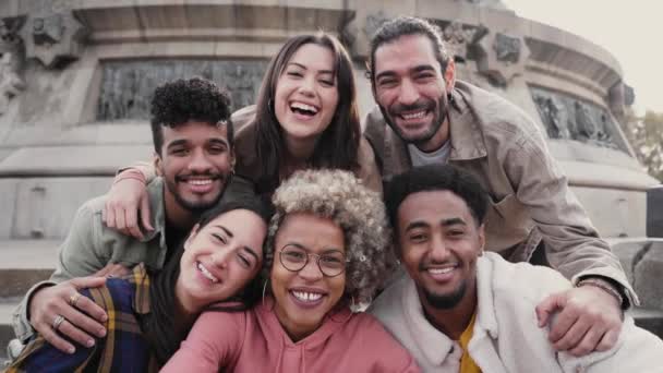 Mezinárodní studenti s rozzářenými úsměvy pózují pro selfie zastřelené venku na univerzitním kampusu. Veselá, inteligentní a úspěšná mládež — Stock video