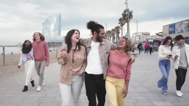 Веселі друзі ходять по натовпу з радістю прогулюючись у місті Барселона.. — стокове відео