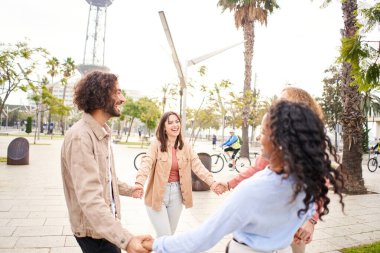 Dostlar el ele tutuşuyor. Gençlik Kültürü, Birlik, Birliktelik ve Şehir Yaşam Tarzı Konsepti.
