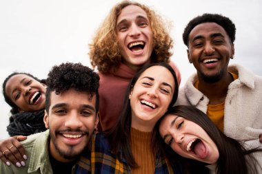 Dışarıdaki kameraya bakan neşeli gençlerin selfie 'si. Mutlu gülümseyen arkadaşlar sarılıyor. Toplum ve gençlik yaşam tarzı kavramı