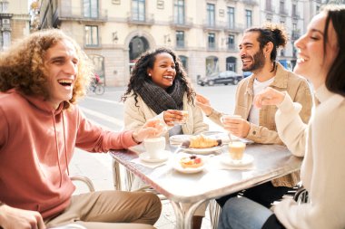 Arkadaşlar kafe terasında latte içiyorlar. Cappuccino restoranında konuşan ve eğlenen bir grup insan. Mutlu erkek ve kadınların yaşam tarzı konsepti