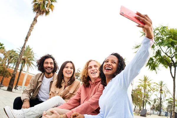 Gruppo multietnico di amici che si fanno selfie sorridenti nel parco — Foto Stock