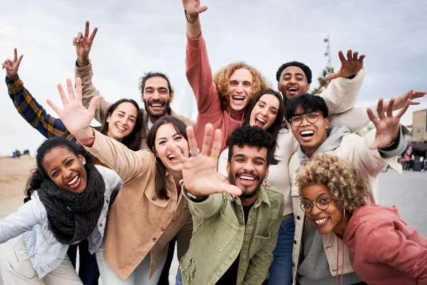 Big group of cheerful young friends taking selfie portrait. Happy people looking at the camera smiling. Concept of community, youth lifestyle and friendship — Stock Photo, Image