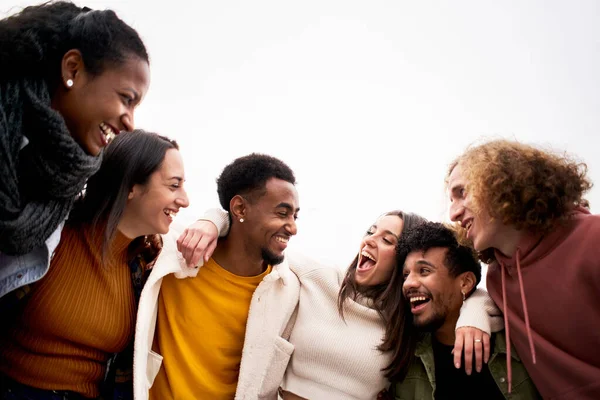 Πολυεθνική ομάδα φίλων αγκαλιάζει και διασκεδάζει. Απομονωμένοι νέοι χαμογελαστοί άνθρωποι γελούν μαζί απολαμβάνουν την κοινότητα. — Φωτογραφία Αρχείου