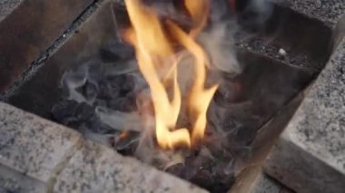 Demirci demirci dövmesi demirci örs çekici elle erimiş metali dövüyor..