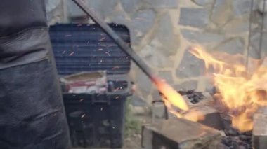 Demirci demirci dövmesi demirci örs çekici elle erimiş metali dövüyor..
