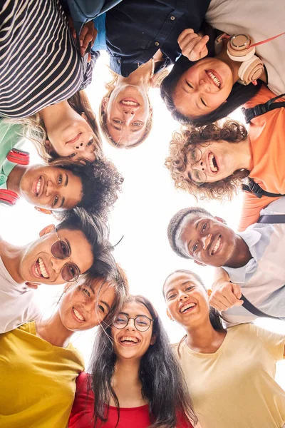 Verticale foto van een groep studenten zijn samen, gelukkig en glimlachend. — Stockfoto