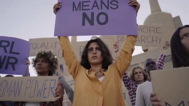 Frau protestiert mit Transparenten, Marsch gegen häusliche Gewalt. Zeitlupe. — Stockvideo