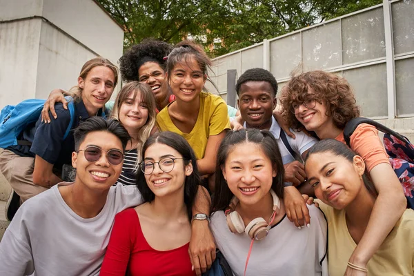 Selfie of a group of students looking at the camera smiling. Happy to be back to school. — Stock Photo, Image
