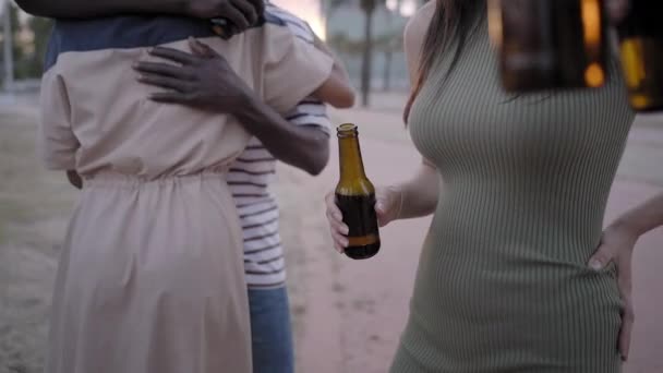 Celebrazione concetto di birra, mani che reggono bottiglie di birra di gruppo di persone in vacanza all'aperto festa. Chiudete. Rallentatore — Video Stock