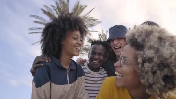 En grupp unga pojkar och flickor av olika nationaliteter njuter av att krama varandra. Trevliga leenden av vackra människor. — Stockvideo