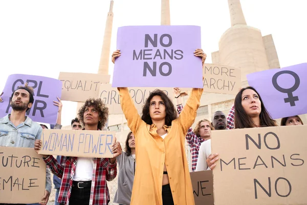 Grupa aktywistów protestujących na ulicach. Kobiety feministyczne. — Zdjęcie stockowe