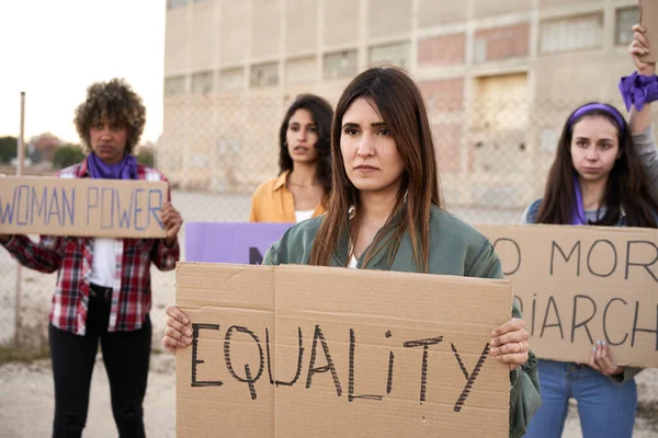 Grupa ludzi przewodzących grupie demonstrantów. Protestowanie kobiet na rzecz równości i wzmocnienia pozycji kobiet. — Zdjęcie stockowe