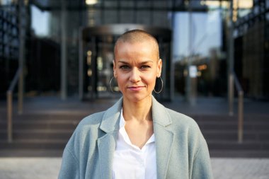 Kameraya bakan orta yaşlı bir kadının portresi. Güçlü ve kendine güvenen bir kadın.