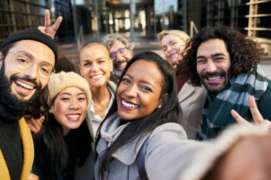 Telefonla fotoğraf çeken bir grup mutlu iş adamının selfie 'si.