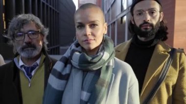 Kameraya bakan bir grup iş arkadaşının portresi ve... Kurumsal bir ofis alanında silah kaçakçılığı..