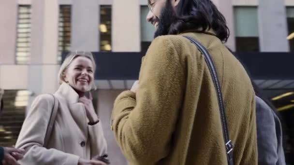 Bajo ángulo de un grupo de unidad de empresarios en círculo. Felices compañeros de trabajo sonrientes. Comunidad de diverso trabajo en equipo envejecido y multirracial. Trabajo en equipo alegre en ropa de invierno — Vídeo de stock