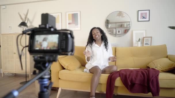 Молоді жінки знімають відео для одягу з цифровою камерою для того, щоб розмістити його в Інтернеті і приготувати коробку з продуктами. Продаючи онлайн ідеї концепції — стокове відео