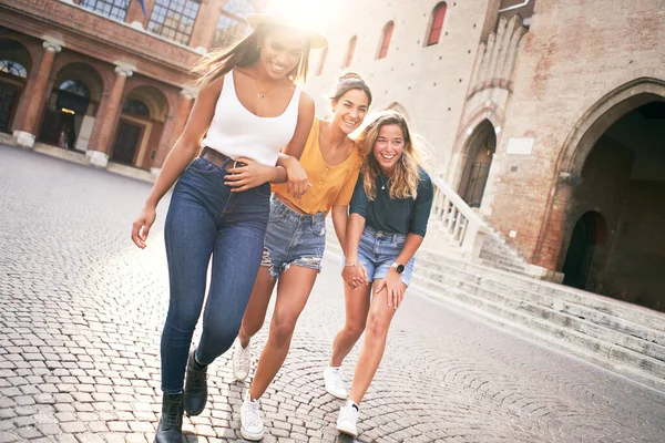 Bella signora che si diverte. Bella turista donna che ride e cammina. Concetto estate e vacanza — Foto Stock