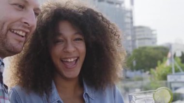 Çok Irklı Gençler dans eder. Birlikte eğleniriz. Yaz partisinin çatısında kokteyl içeriz. Sosyal toplum yaşam tarzı konsepti. Yavaş çekim