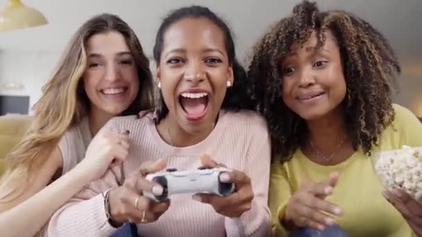 Tävling multiracial ung flicka vänner spela TV-spel tillsammans hemma. Endast kvinnor som spelar och äter popcorns. — Stockvideo