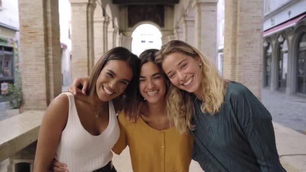 Tři mladé usměvavé dvacetileté dívky v letních šatech. Ženy se selfie autoportrét fotky na smartphonu. — Stock video